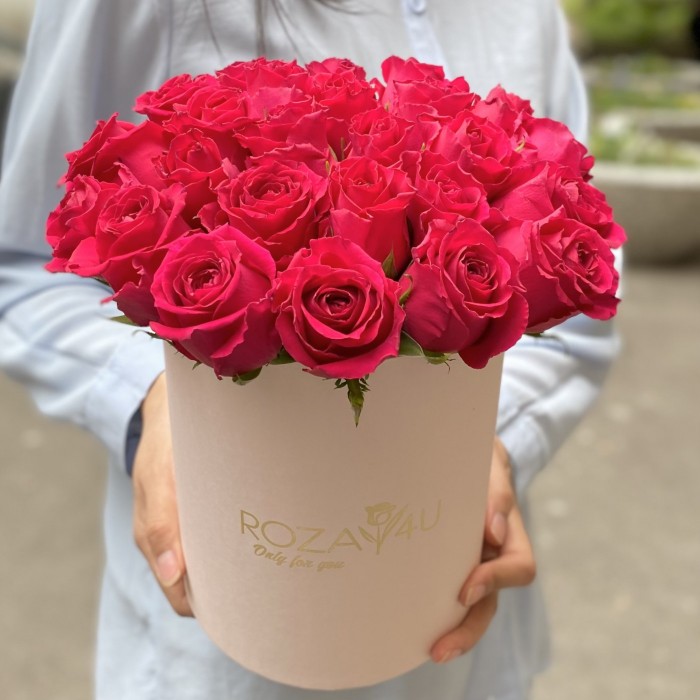 25 малиновых роз Такаци в коробке